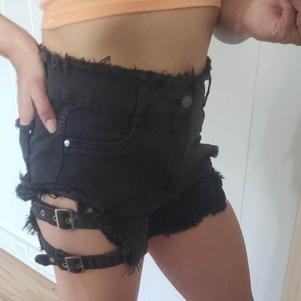 HOTTTTT high waisted Laura croft buckled shorts